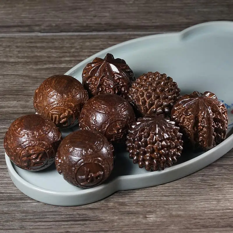 〔San〕Relief Walnut Handheld Ball Sandalwood Handheld Ball Massage Exercise Healthcare Plaything Hand-Worn Ball 1Pair
