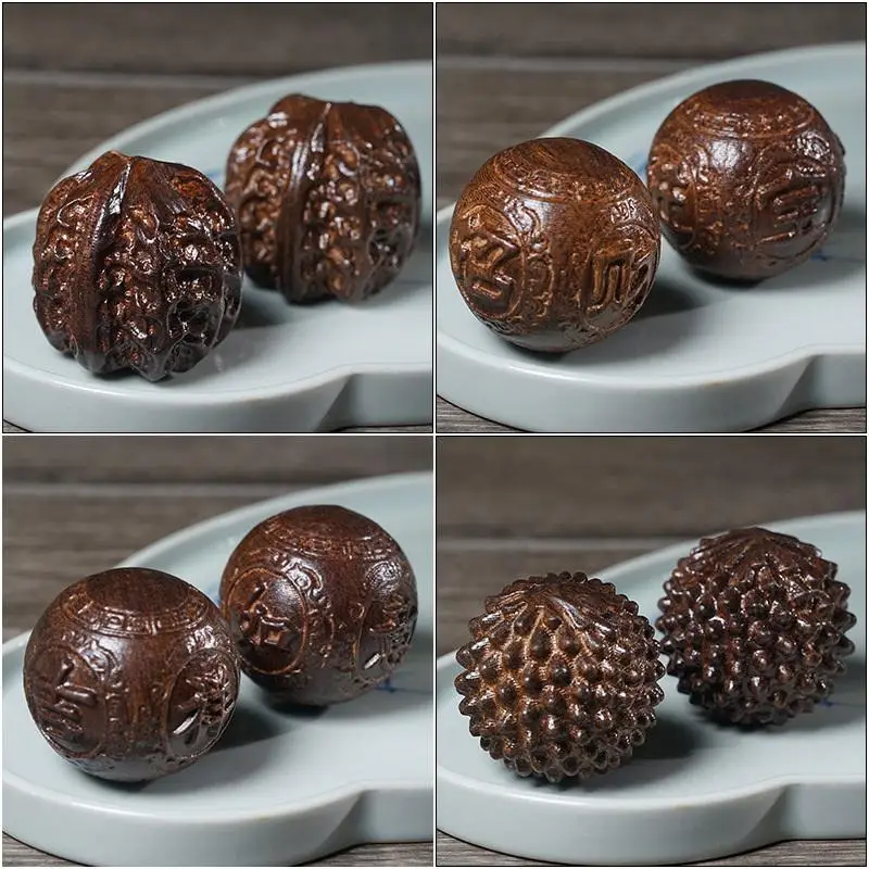 〔San〕Relief Walnut Handheld Ball Sandalwood Handheld Ball Massage Exercise Healthcare Plaything Hand-Worn Ball 1Pair