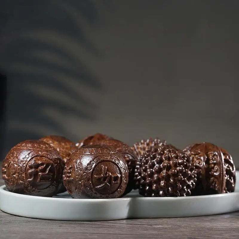 〔San〕Relief Walnut Handheld Ball Sandalwood Handheld Ball Massage Exercise Healthcare Plaything Hand-Worn Ball 1Pair