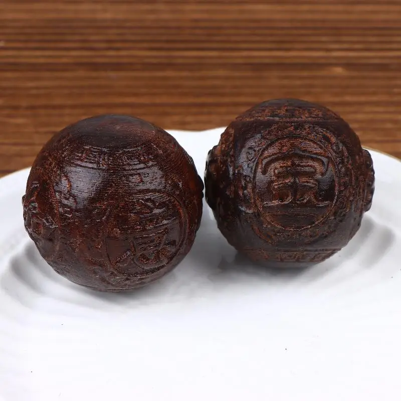 〔San〕Relief Walnut Handheld Ball Sandalwood Handheld Ball Massage Exercise Healthcare Plaything Hand-Worn Ball 1Pair